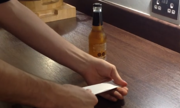 Open een flesje bier met een A4’tje